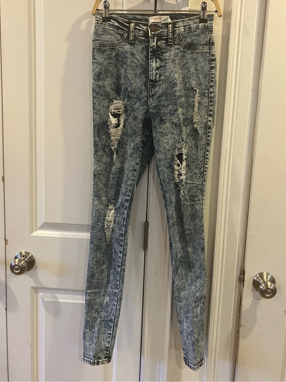 Vibrant Acid Wash Ripped Skinny Jeans - Gray/Black Wash